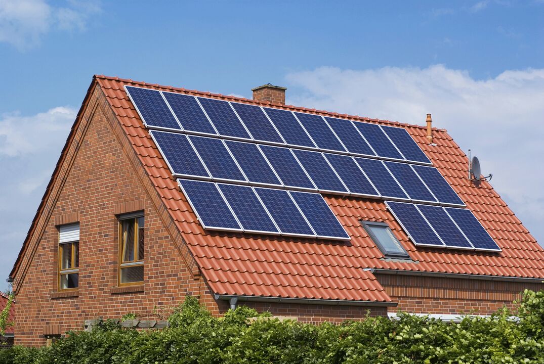 слънчеви панели за пестене на енергия в къщата